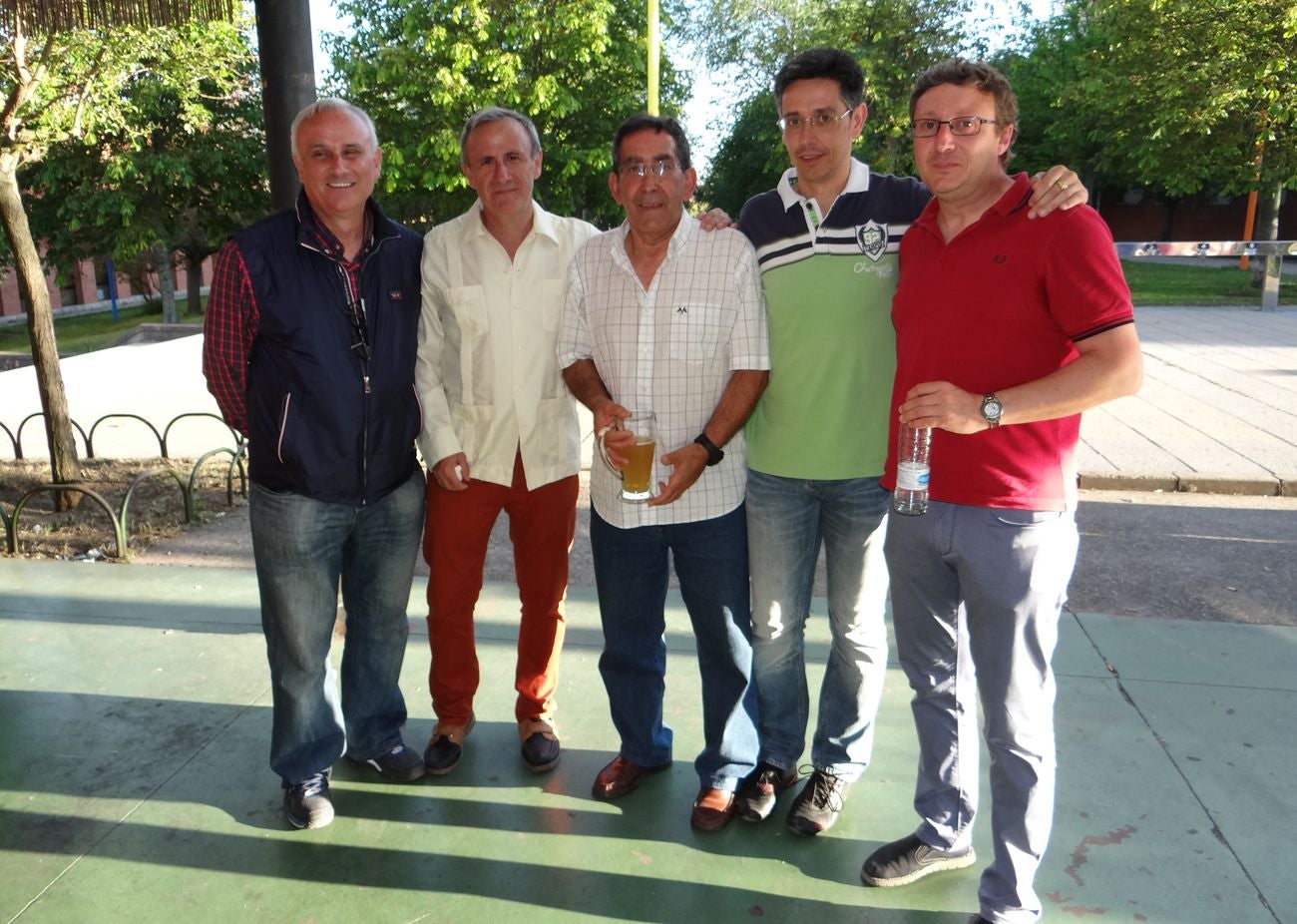 Un buen puñado de exjugadores se citan para homenajear por sorpresa a José Antonio Valladaes, el 'alma' del voleibol.