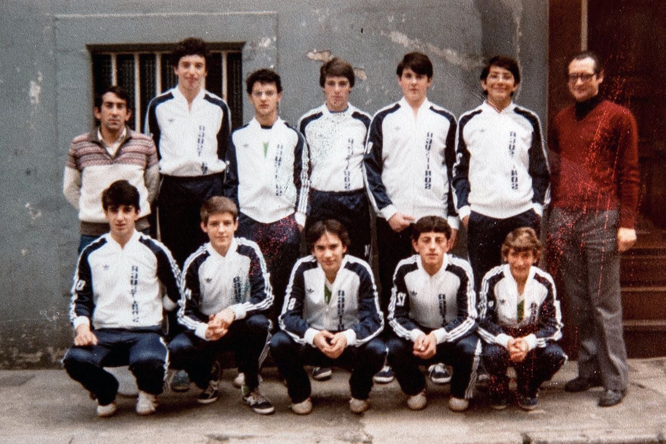 Un buen puñado de exjugadores se citan para homenajear por sorpresa a José Antonio Valladaes, el 'alma' del voleibol.