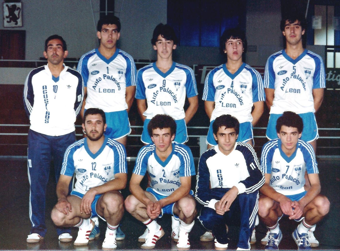 Un buen puñado de exjugadores se citan para homenajear por sorpresa a José Antonio Valladaes, el 'alma' del voleibol.