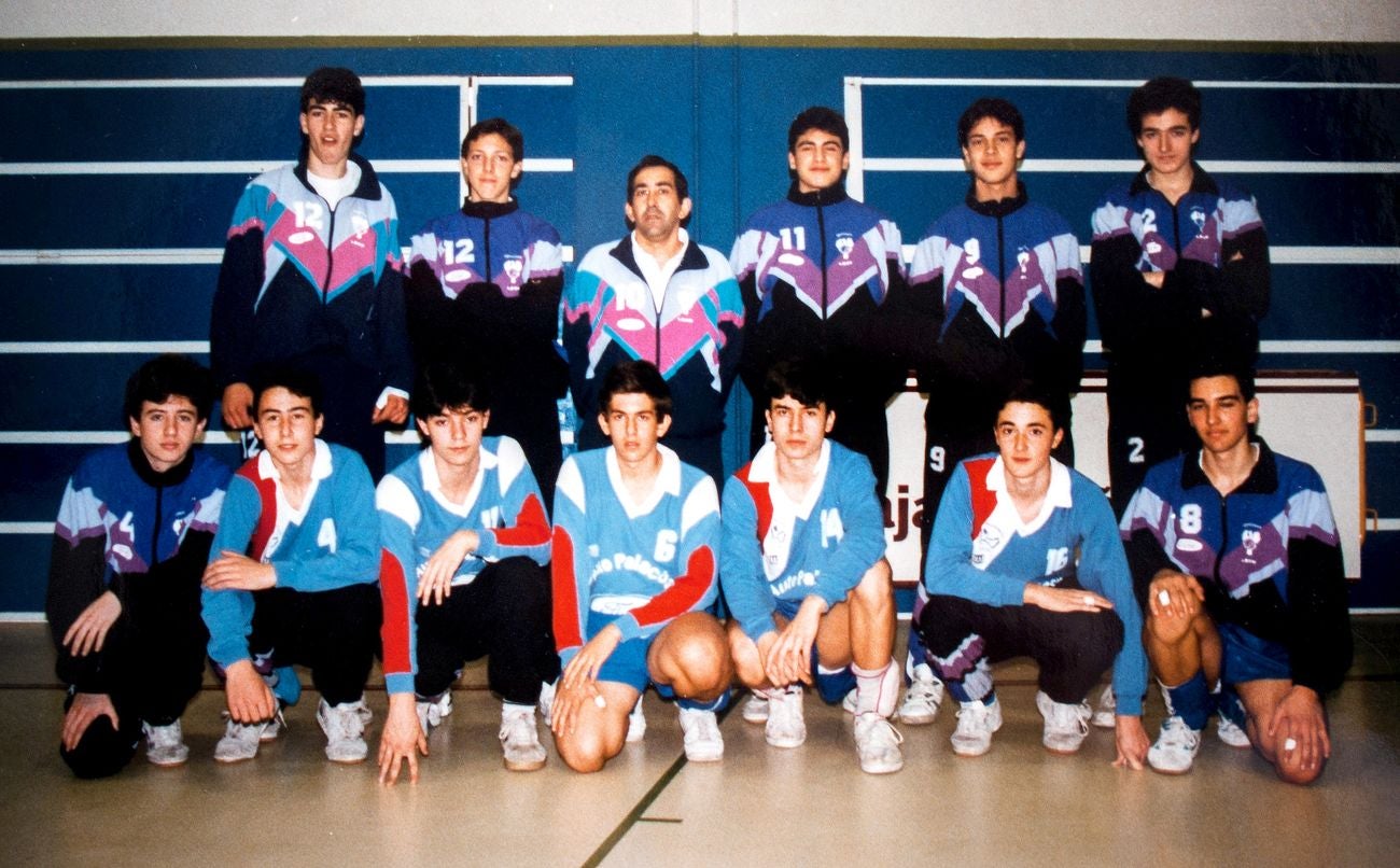 Un buen puñado de exjugadores se citan para homenajear por sorpresa a José Antonio Valladaes, el 'alma' del voleibol.