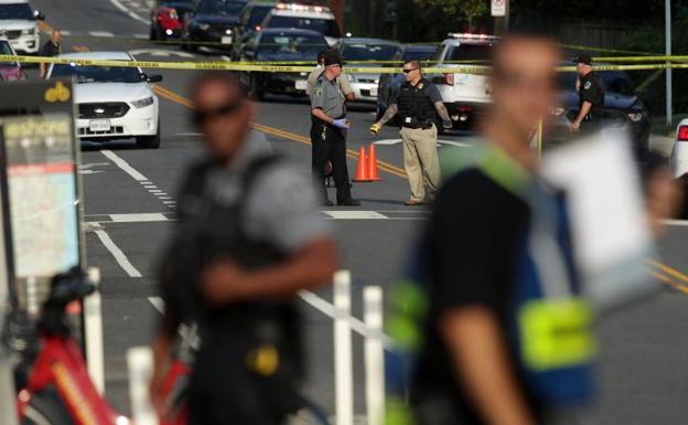 La Policía investiga la escena en Alexandria, Virginia.