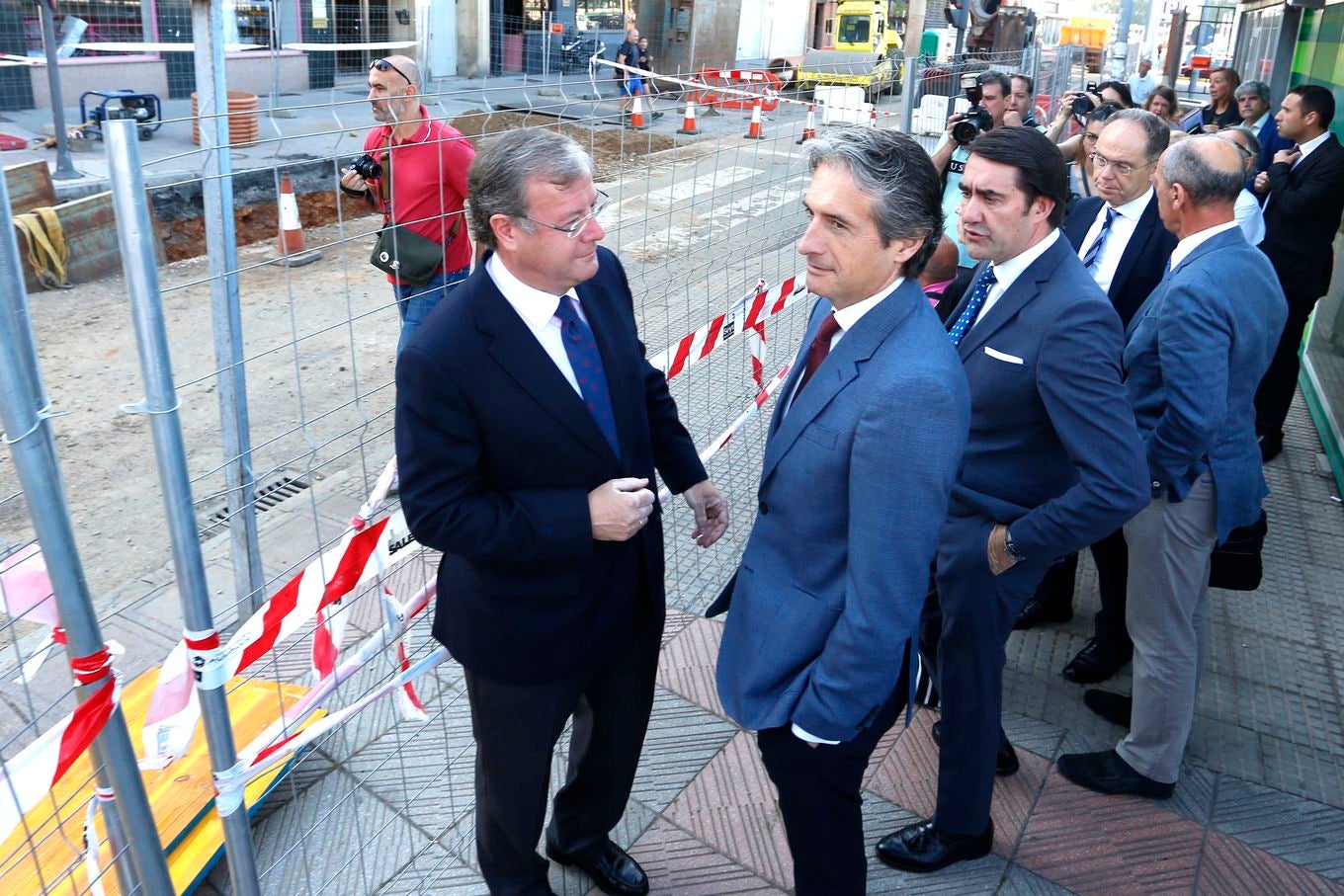 El ministro de Fomento, Íñigo de la Serna, presenta las actuaciones previstas para a la supresión del fondo de saco ferroviario y la integración de la línea Feve en la ciudad de León. Le acompañan, el alcalde de León, Antonio Silván y el consejero de Fomento, Juan Carlos Suárez-Quiñones