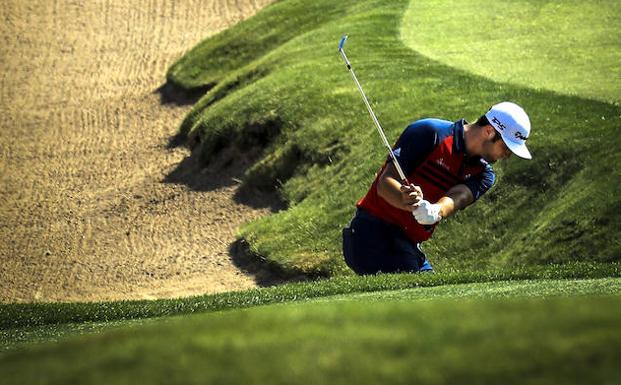 Rahm se prepara para golpear la pelota. 