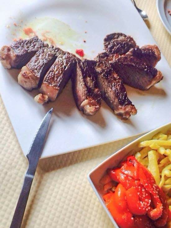 Casa Senén deja ver su apuesta por la calidad en la carne roja y por el precio. Un chuletón de garantías para compartir o para, los más atrevidos, dar cuenta en solitario