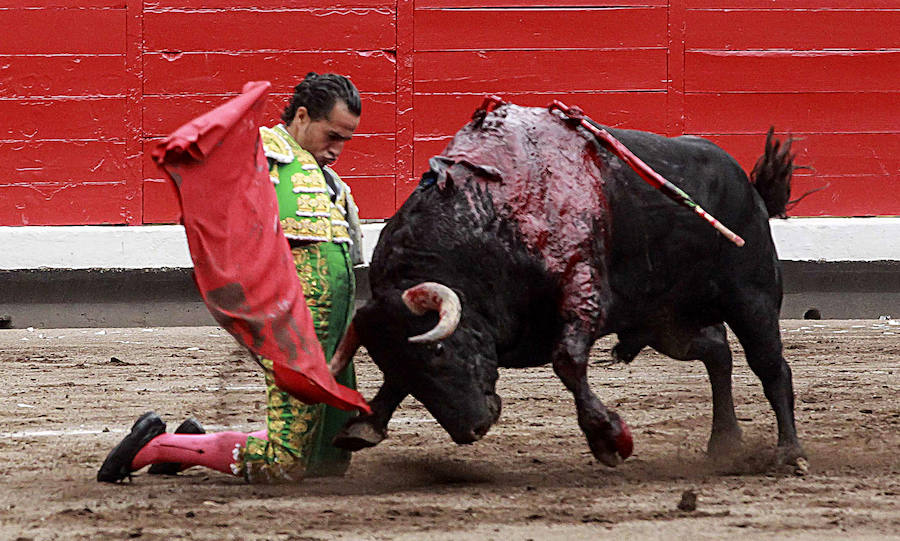 El torero español Iván Fandiño murió este sábado en el hospital de Mont-de-Marsan, en el suroeste de Francia, donde había ingresado tras sufrir una grave cornada durante una corrida en la localidad de Aire-sur-l'Adour, indicaron fuentes de los círculos taurinos. 