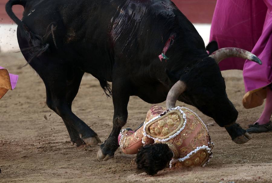 El torero español Iván Fandiño murió este sábado en el hospital de Mont-de-Marsan, en el suroeste de Francia, donde había ingresado tras sufrir una grave cornada durante una corrida en la localidad de Aire-sur-l'Adour, indicaron fuentes de los círculos taurinos. 