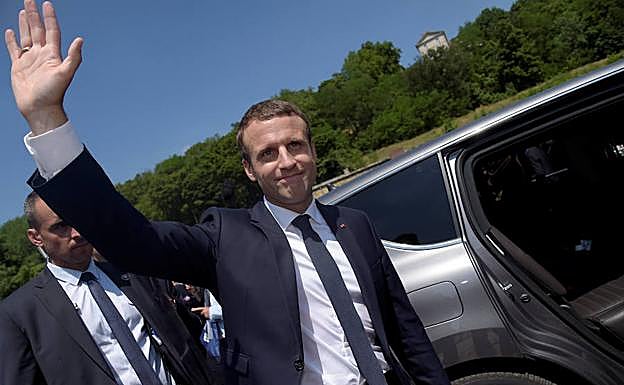 Emmanuel Macron saluda. 
