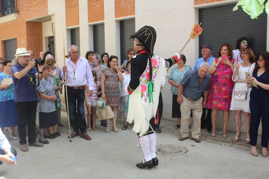 La localidad leonesa celebra la tradicional procesional del Corpus Christi que, con la figura del San Sebastián como protagonista, parece ajena al paso de los años a punto de cumplirse 400 años de historia