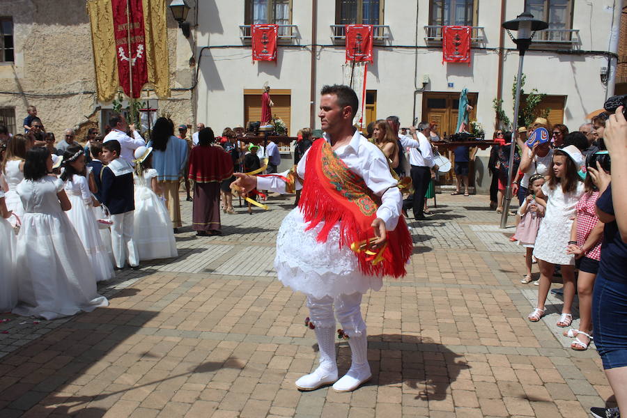 La localidad leonesa celebra la tradicional procesional del Corpus Christi que, con la figura del San Sebastián como protagonista, parece ajena al paso de los años a punto de cumplirse 400 años de historia