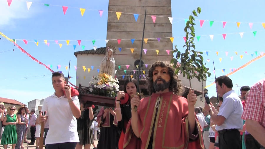 La localidad leonesa celebra la tradicional procesional del Corpus Christi que, con la figura del San Sebastián como protagonista, parece ajena al paso de los años a punto de cumplirse 400 años de historia