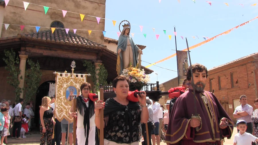 La localidad leonesa celebra la tradicional procesional del Corpus Christi que, con la figura del San Sebastián como protagonista, parece ajena al paso de los años a punto de cumplirse 400 años de historia