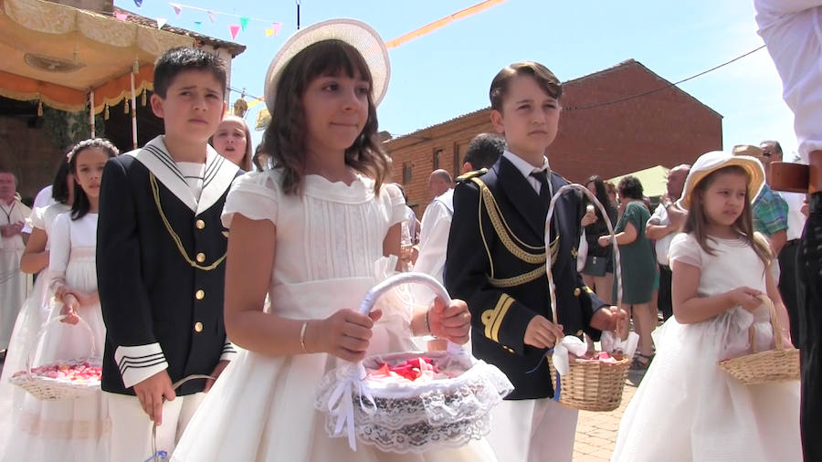 La localidad leonesa celebra la tradicional procesional del Corpus Christi que, con la figura del San Sebastián como protagonista, parece ajena al paso de los años a punto de cumplirse 400 años de historia