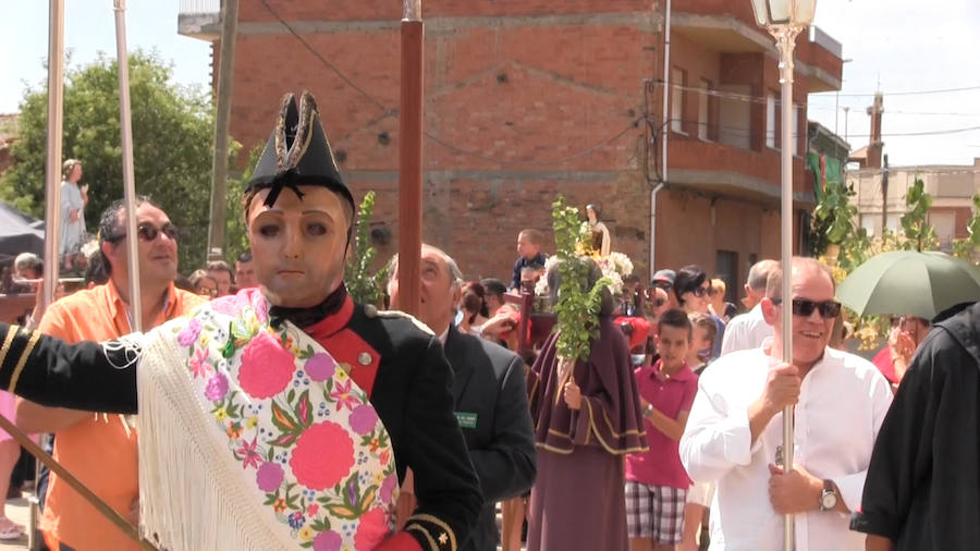 La localidad leonesa celebra la tradicional procesional del Corpus Christi que, con la figura del San Sebastián como protagonista, parece ajena al paso de los años a punto de cumplirse 400 años de historia