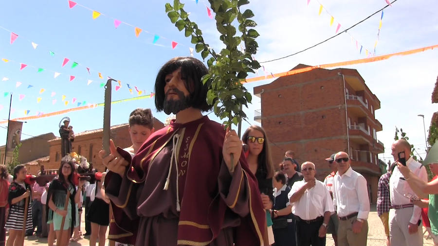 La localidad leonesa celebra la tradicional procesional del Corpus Christi que, con la figura del San Sebastián como protagonista, parece ajena al paso de los años a punto de cumplirse 400 años de historia