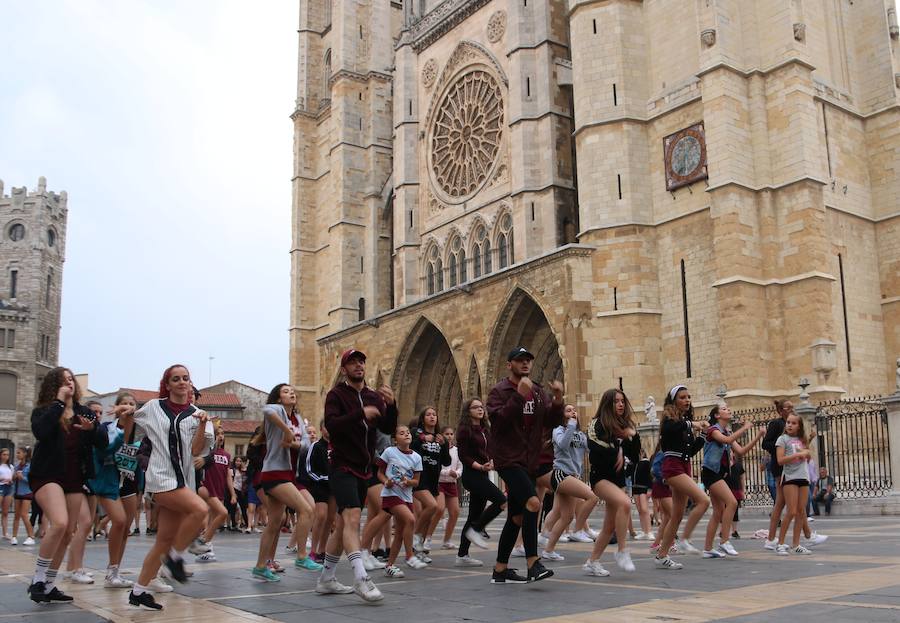 La escuela leonesa protagoniza a los pies de la Catedral una exhibición de baile