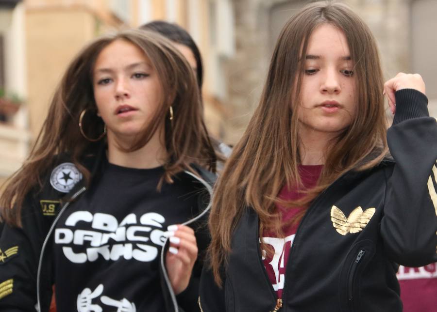 La escuela leonesa protagoniza a los pies de la Catedral una exhibición de baile