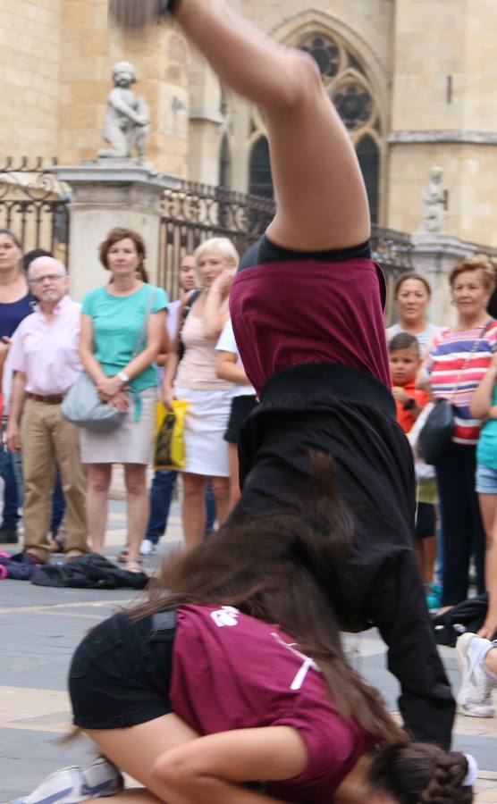 La escuela leonesa protagoniza a los pies de la Catedral una exhibición de baile