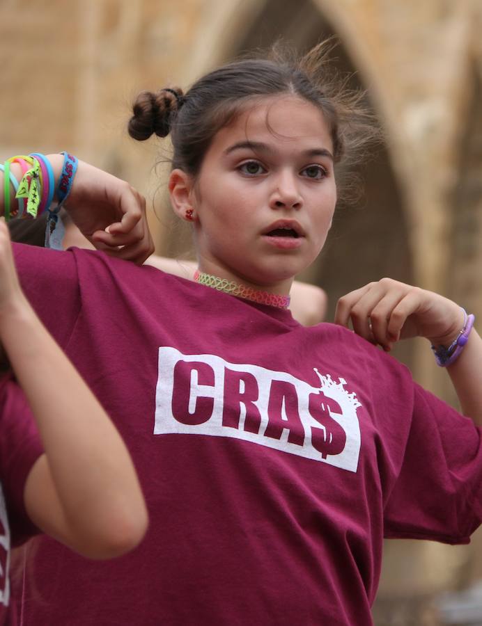 La escuela leonesa protagoniza a los pies de la Catedral una exhibición de baile