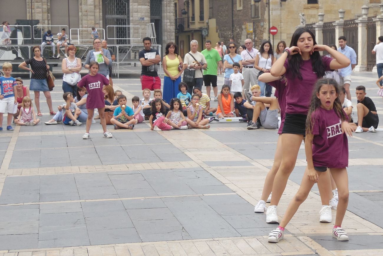 La escuela leonesa protagoniza a los pies de la Catedral una exhibición de baile