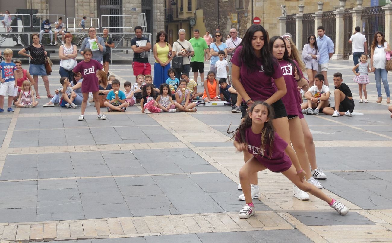 La escuela leonesa protagoniza a los pies de la Catedral una exhibición de baile