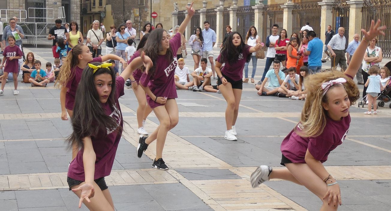 La escuela leonesa protagoniza a los pies de la Catedral una exhibición de baile