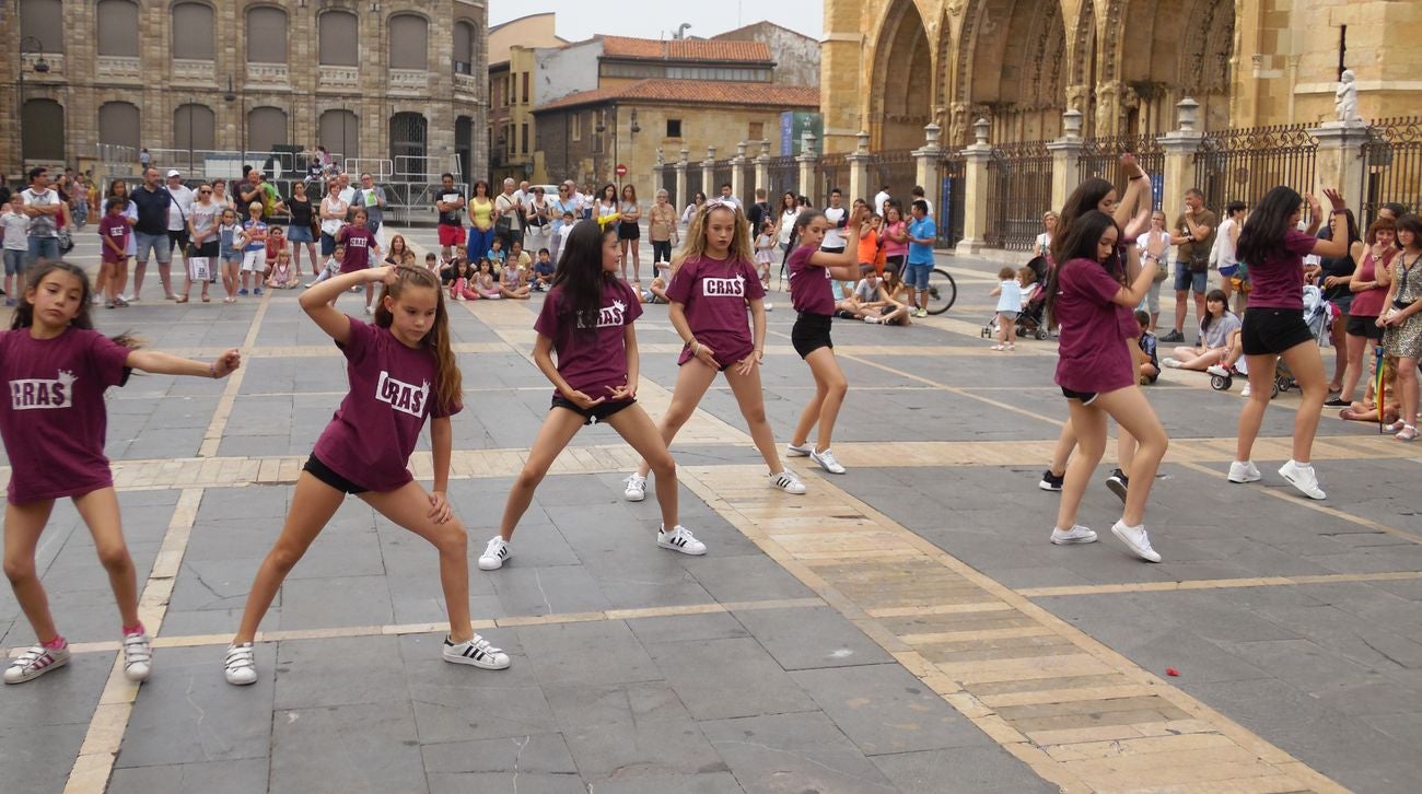 La escuela leonesa protagoniza a los pies de la Catedral una exhibición de baile