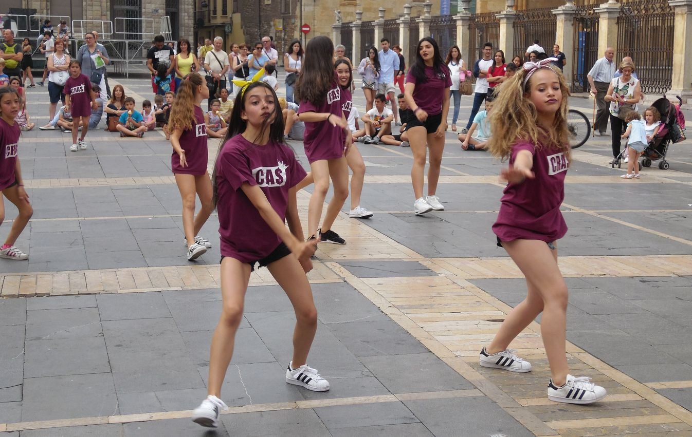 La escuela leonesa protagoniza a los pies de la Catedral una exhibición de baile