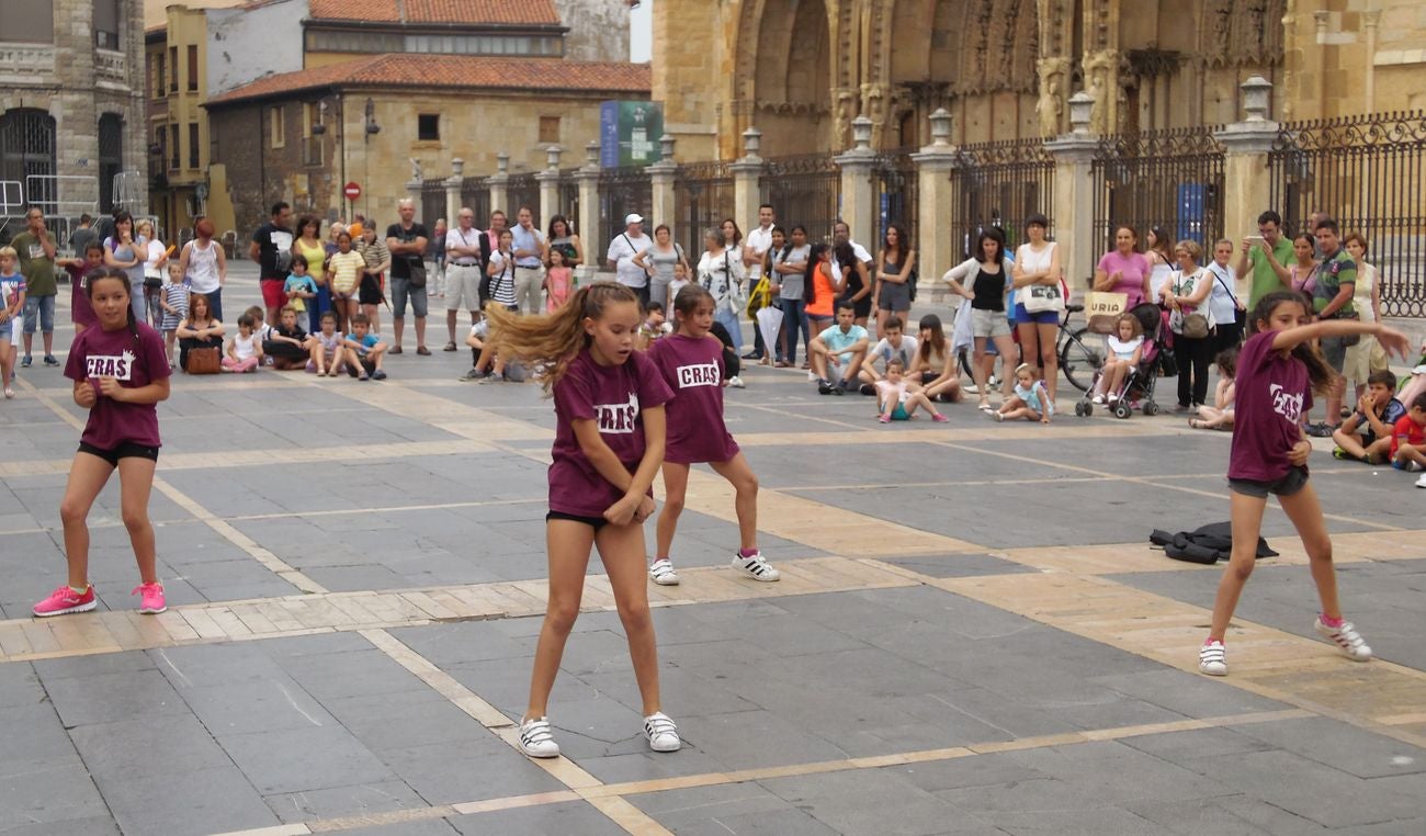 La escuela leonesa protagoniza a los pies de la Catedral una exhibición de baile