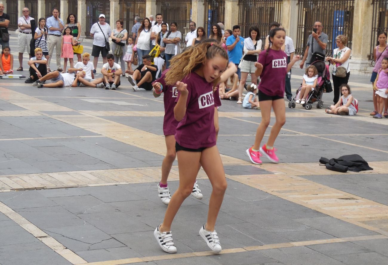 La escuela leonesa protagoniza a los pies de la Catedral una exhibición de baile