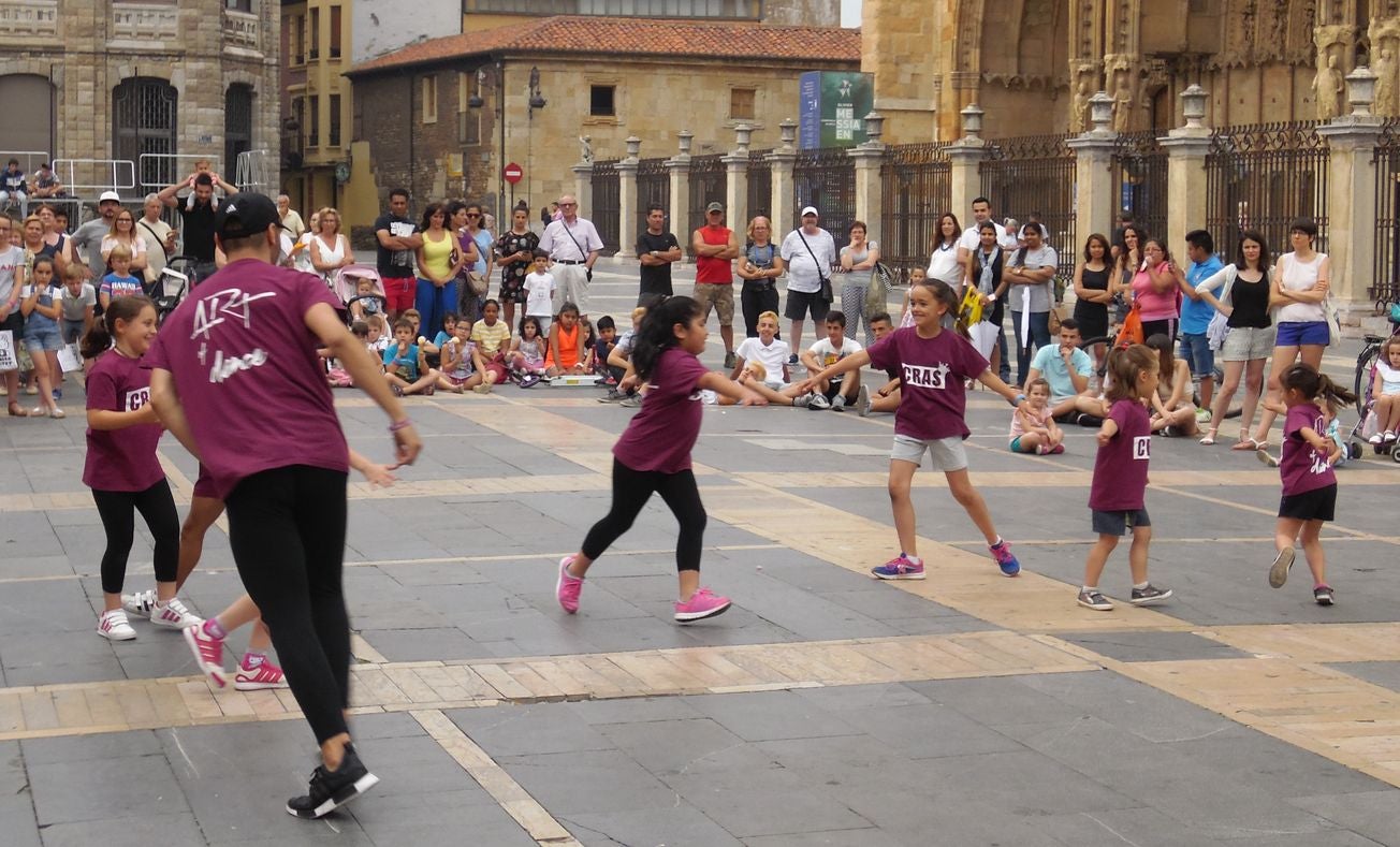 La escuela leonesa protagoniza a los pies de la Catedral una exhibición de baile