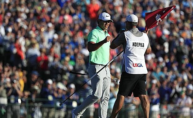 Koepka celebra un golpe. 