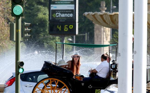 Un termómetro marca 46 grados en Sevilla. 