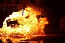 Un coche en llamas durante el espectáculo