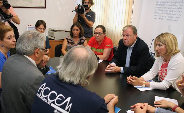 Alicia García participa en una reunión de trabajo con los responsables de Accem en la Comunidad acompañada por el alcalde de León. 