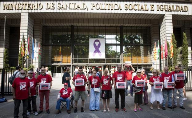 Una treintena de afectados de la Plataforma de Afectados por la Hepatitis C, en una concentración.