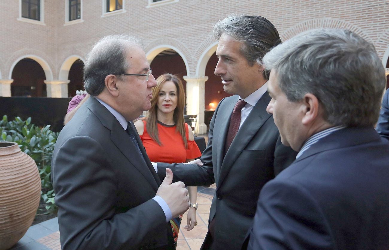 El presidente de la Junta, Juan Vicente Herrera, junto al ministro de Fomento, Iñigo de la Serna; el consejero de Fomento, Juan Carlos Quiñones y el presidente de Adif, Juan Bravo, antes del desayuno informativo organizado por El Norte de Castilla