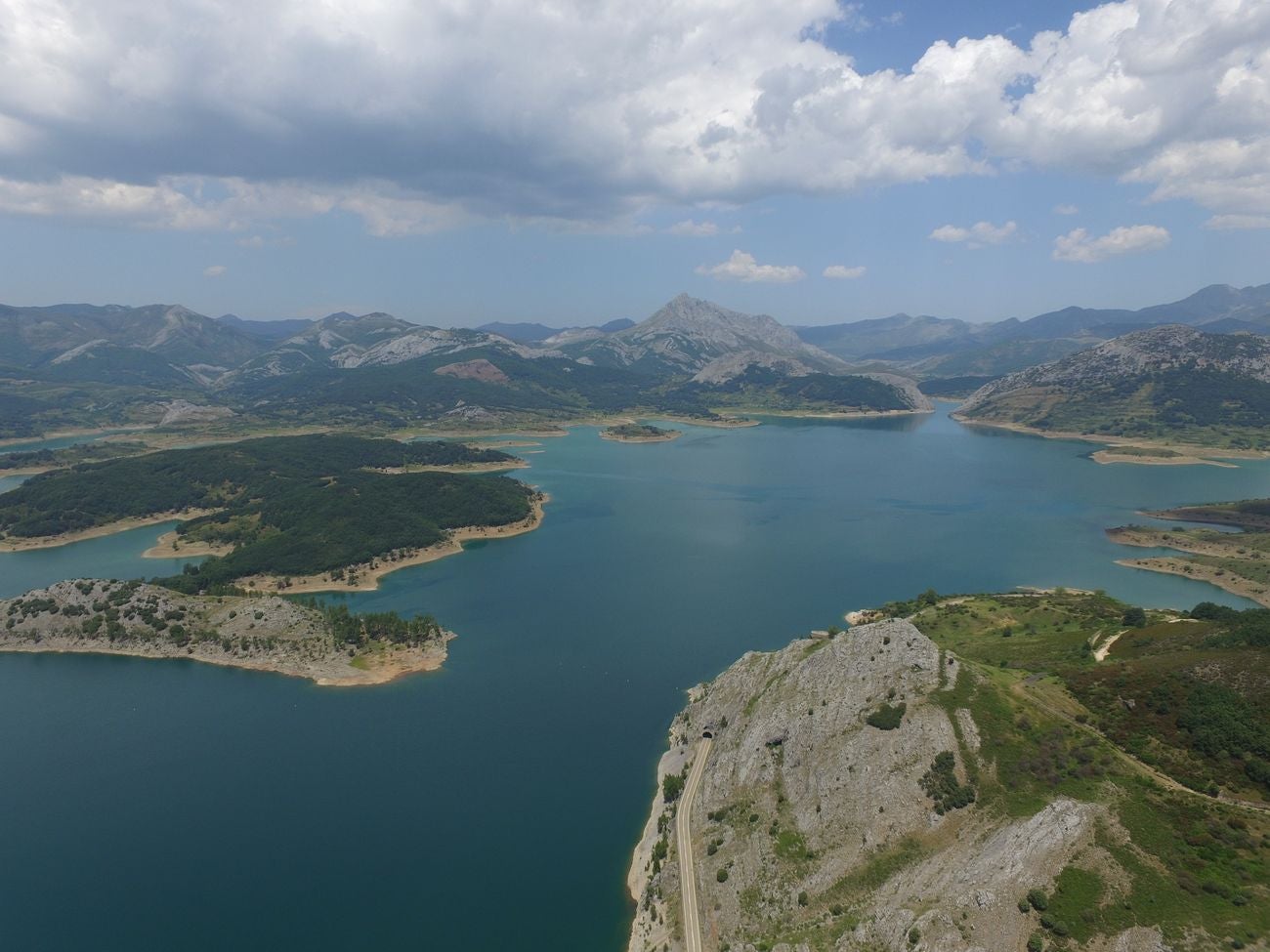 Los pantandos de Barrios de Luna y el embalse del Porma a vista de dron | La situación de las reservas de agua en la cuenta del Duero se acerca a la alarma