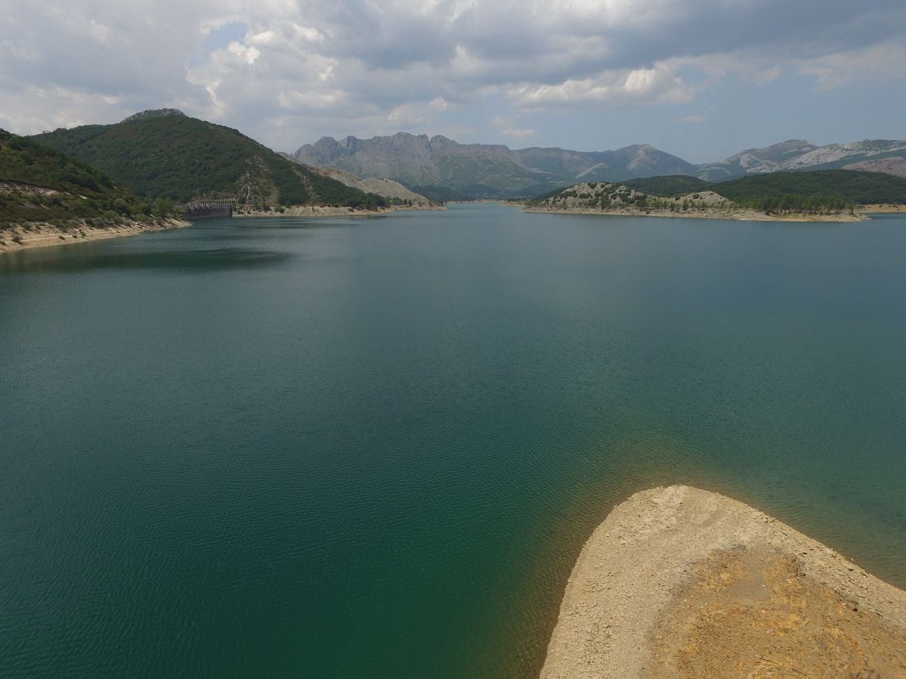 Los pantandos de Barrios de Luna y el embalse del Porma a vista de dron | La situación de las reservas de agua en la cuenta del Duero se acerca a la alarma