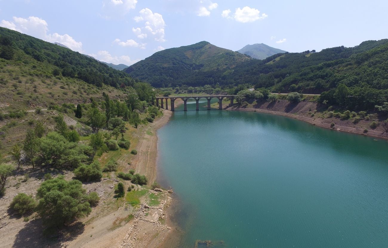 Los pantandos de Barrios de Luna y el embalse del Porma a vista de dron | La situación de las reservas de agua en la cuenta del Duero se acerca a la alarma