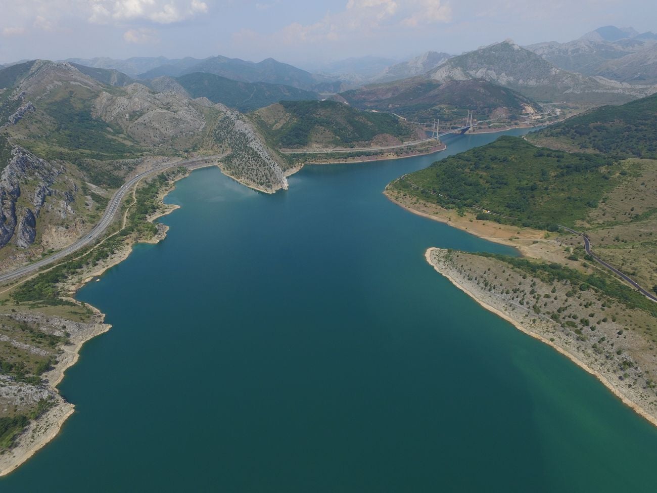 Los pantandos de Barrios de Luna y el embalse del Porma a vista de dron | La situación de las reservas de agua en la cuenta del Duero se acerca a la alarma