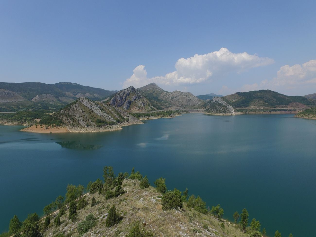 Los pantandos de Barrios de Luna y el embalse del Porma a vista de dron | La situación de las reservas de agua en la cuenta del Duero se acerca a la alarma