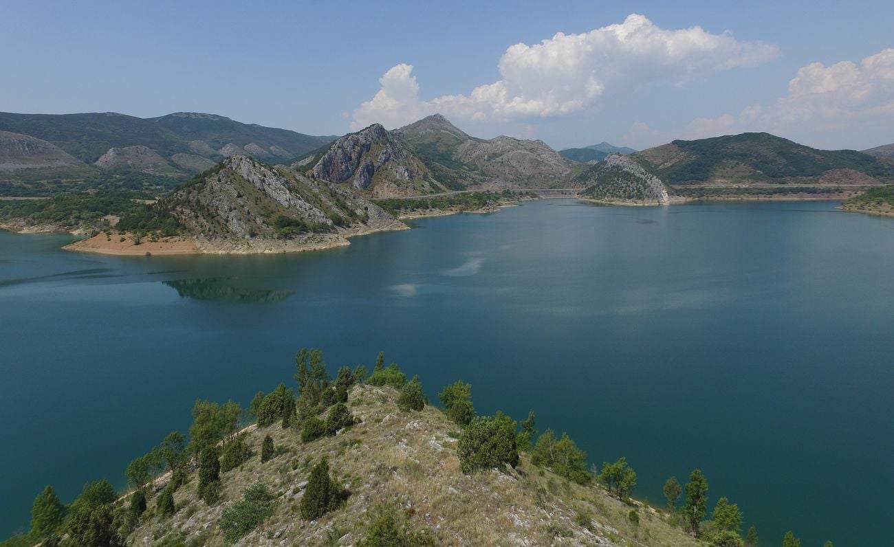 Los pantandos de Barrios de Luna y el embalse del Porma a vista de dron | La situación de las reservas de agua en la cuenta del Duero se acerca a la alarma