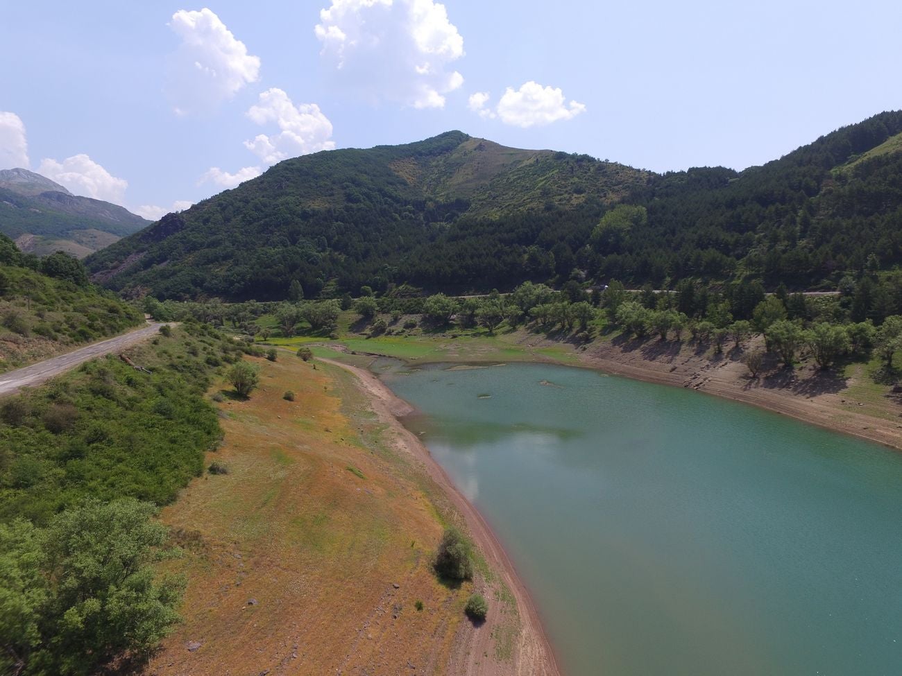 Los pantandos de Barrios de Luna y el embalse del Porma a vista de dron | La situación de las reservas de agua en la cuenta del Duero se acerca a la alarma