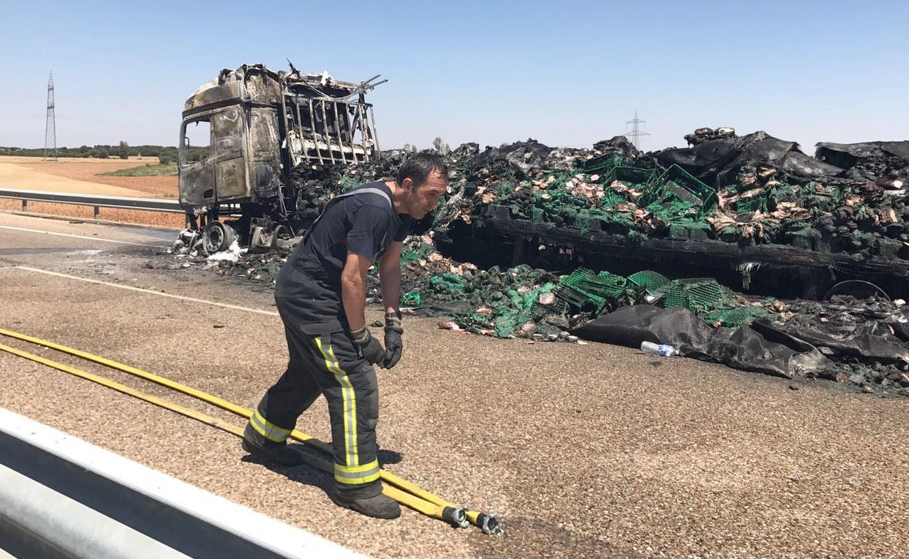 Un camión de embutido se estrella con un vehículo militar y termina ardiendo 