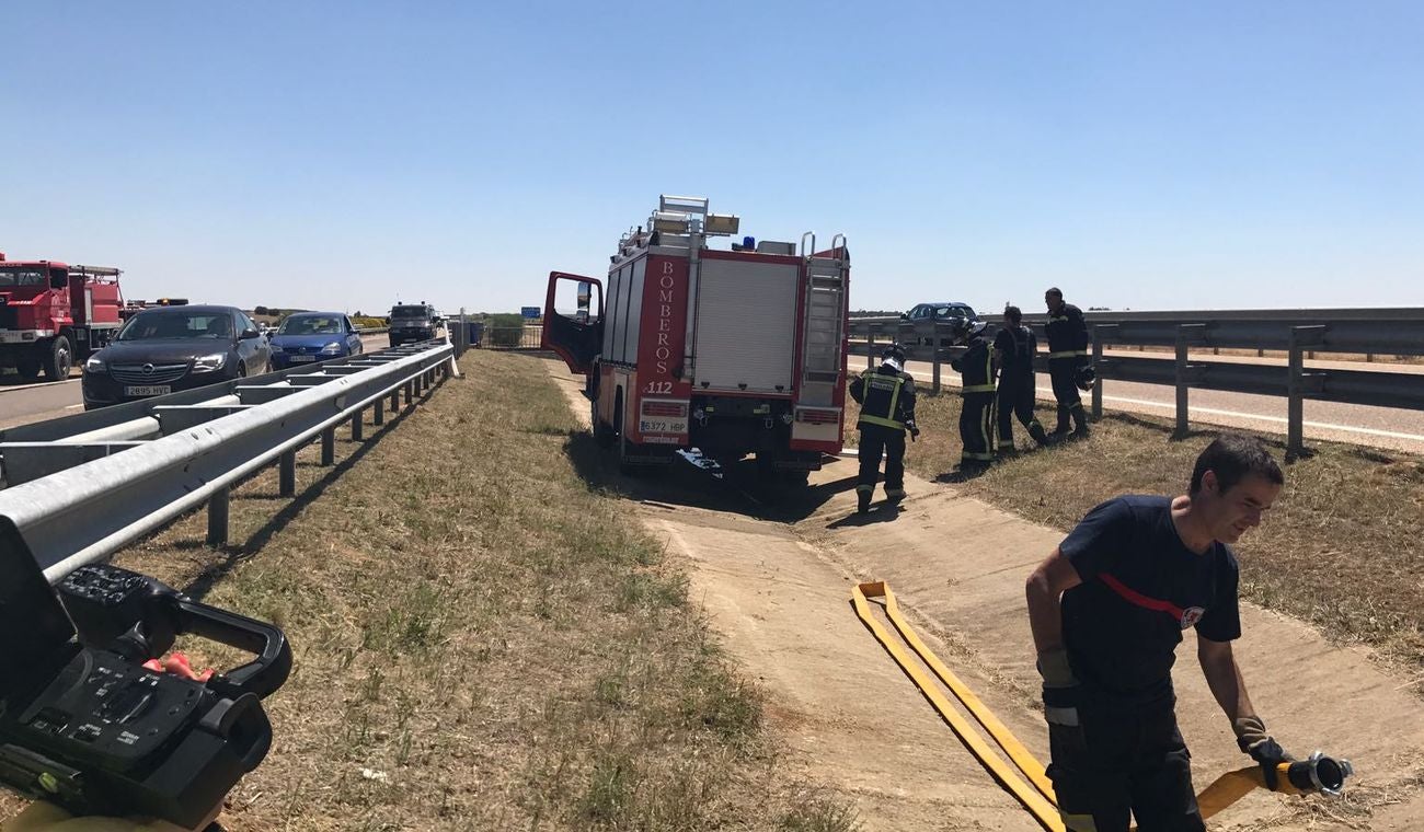 Un camión de embutido se estrella con un vehículo militar y termina ardiendo 