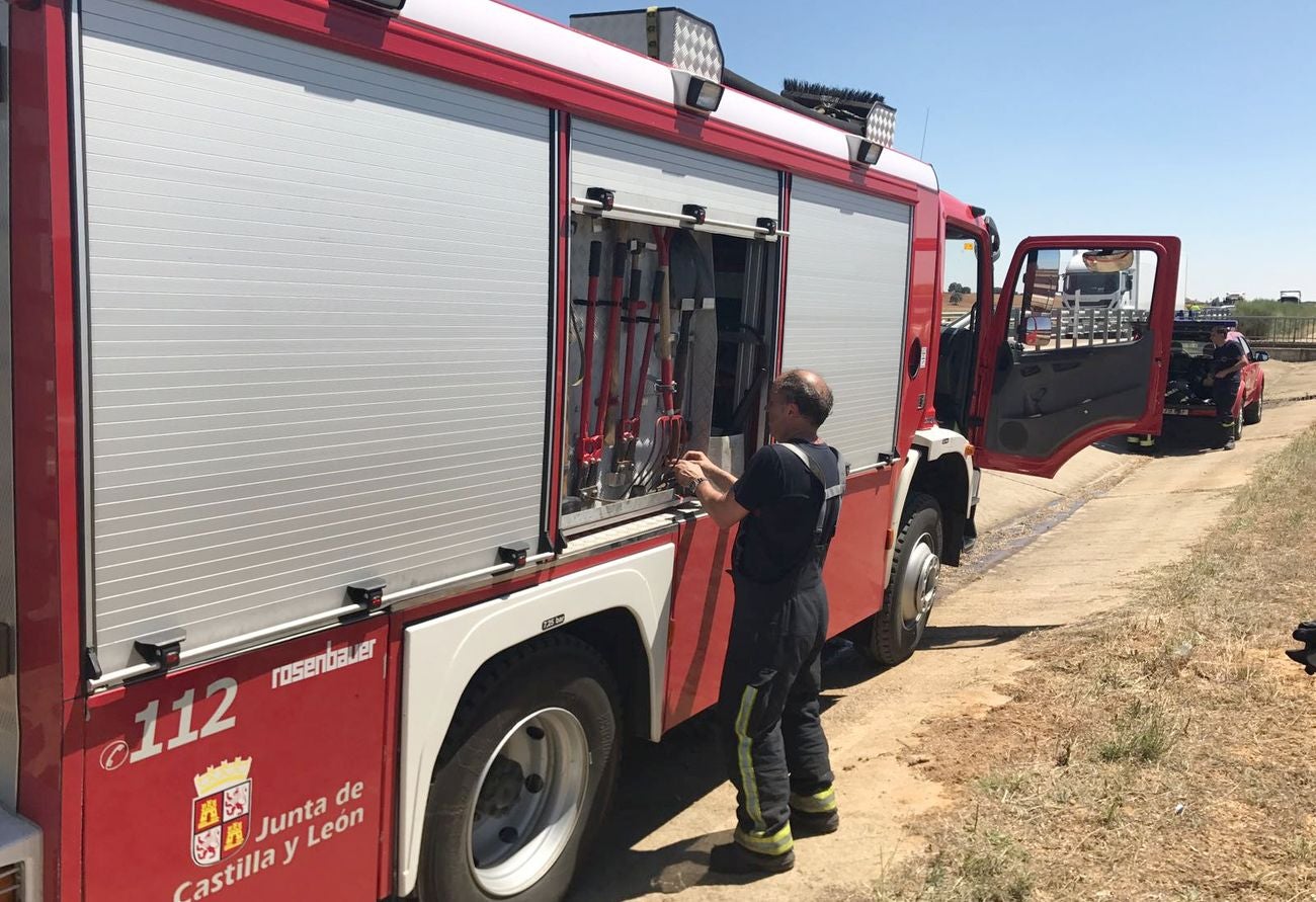 Un camión de embutido se estrella con un vehículo militar y termina ardiendo 