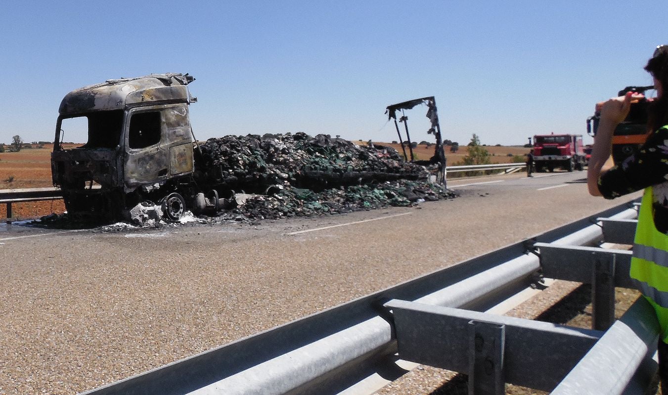 Un camión de embutido se estrella con un vehículo militar y termina ardiendo 