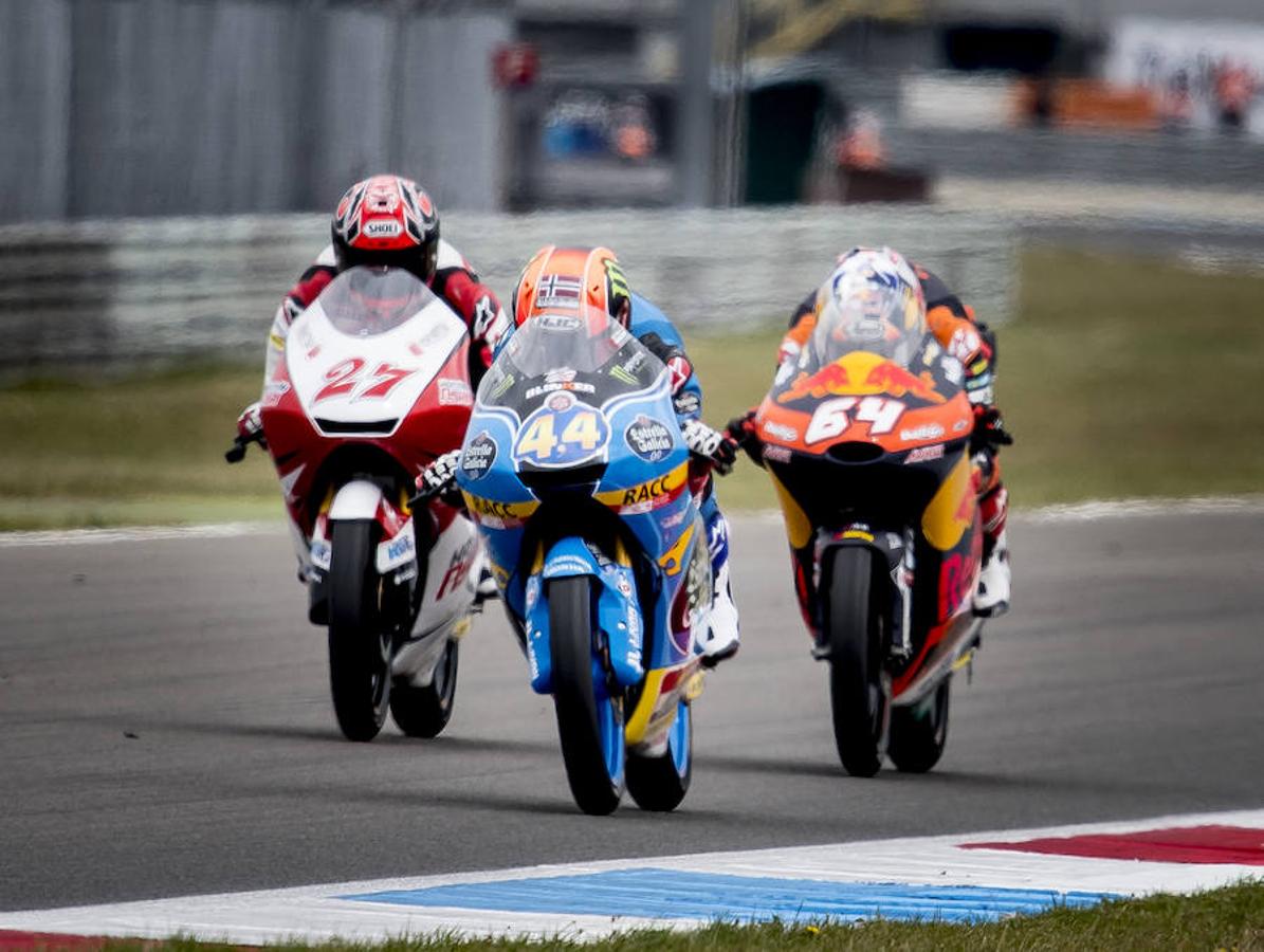 Maverick Vinales (Yamaha) completó las dos primeras sesiones de ensayos libres de MotoGP del Gran Premio de Holanda, disputadas este viernes en el circuito de Assen, firmando el mejor tiempo en la segunda, por delante del alemán Jonas Folger (Yamaha Tech3) y de su compatriota Marc Márquez (Honda).