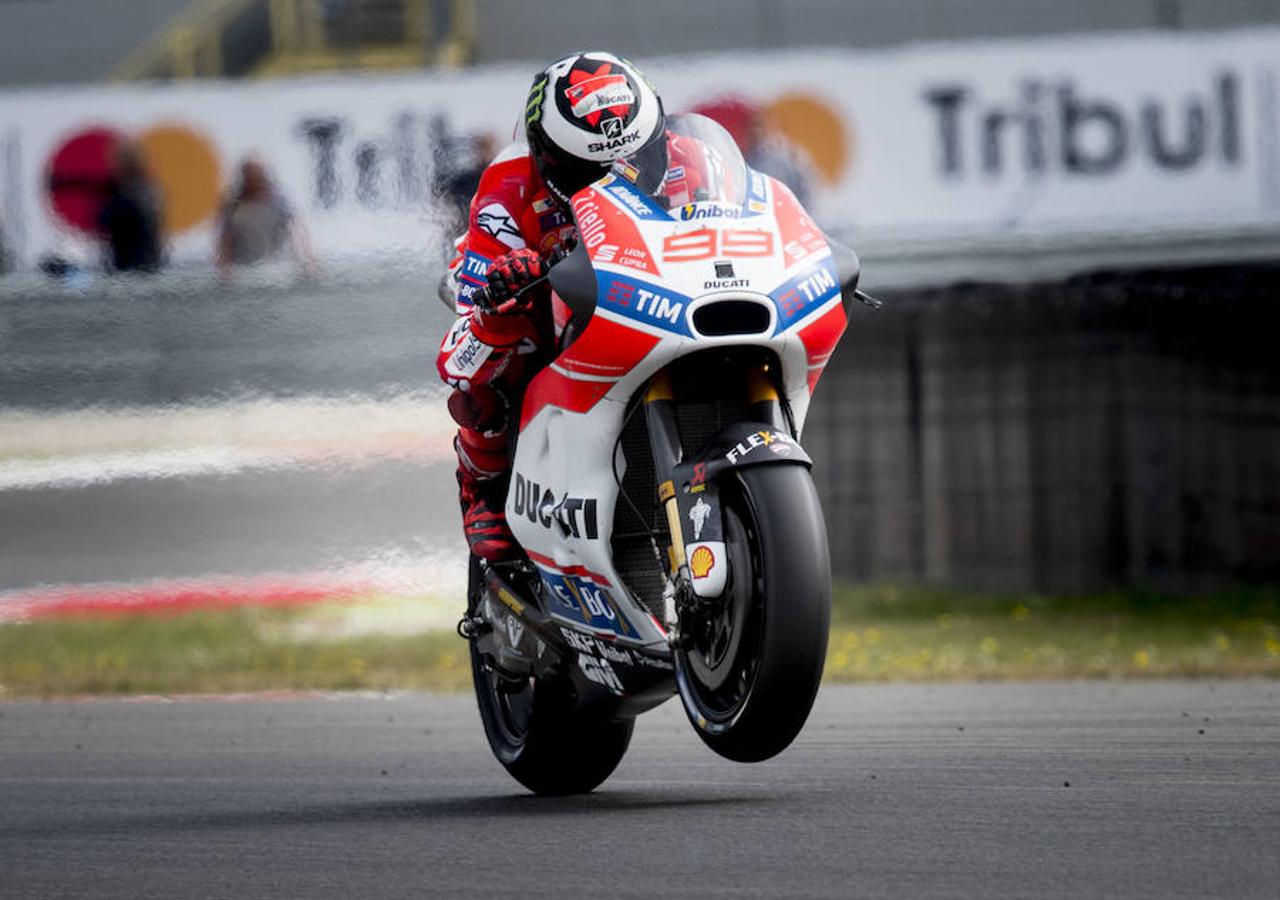 Maverick Vinales (Yamaha) completó las dos primeras sesiones de ensayos libres de MotoGP del Gran Premio de Holanda, disputadas este viernes en el circuito de Assen, firmando el mejor tiempo en la segunda, por delante del alemán Jonas Folger (Yamaha Tech3) y de su compatriota Marc Márquez (Honda).