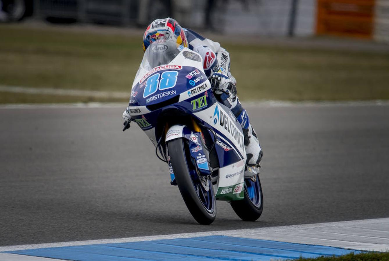 Maverick Vinales (Yamaha) completó las dos primeras sesiones de ensayos libres de MotoGP del Gran Premio de Holanda, disputadas este viernes en el circuito de Assen, firmando el mejor tiempo en la segunda, por delante del alemán Jonas Folger (Yamaha Tech3) y de su compatriota Marc Márquez (Honda).